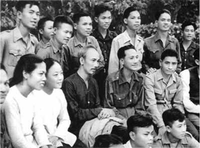 Bác Hồ với nhân dân ở chiến khu Việt Bắc